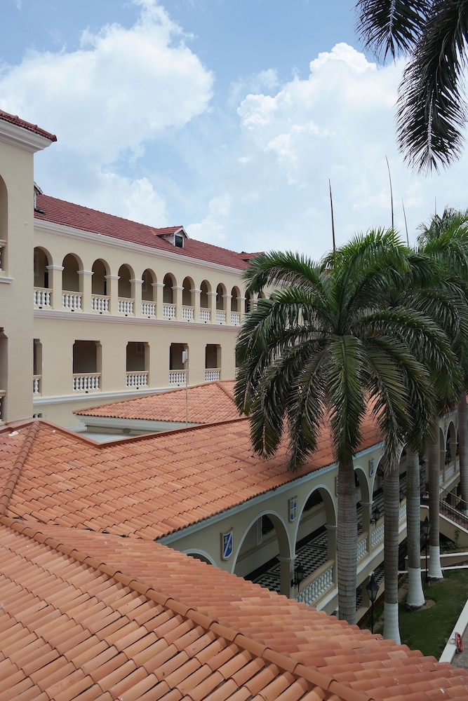 El Prado Hotel 58/62