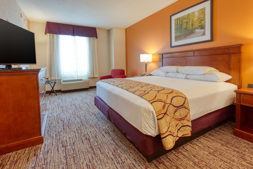 2 Rooms, Deluxe, King Bed, Bathtub, Accessible, Drury Inn and Suites Northeast Indianpolis 3/5