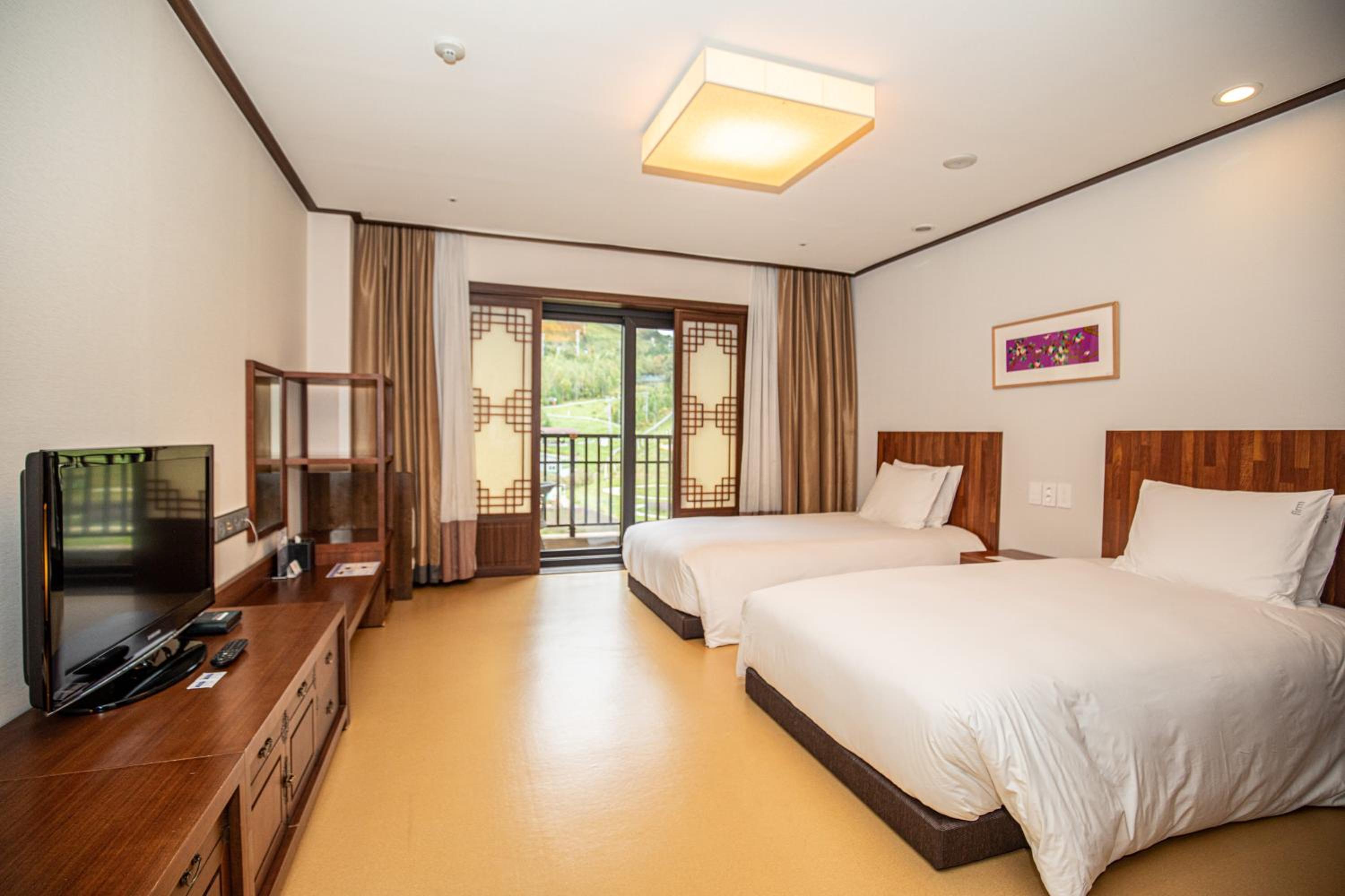 Superior, Twin Beds, Slope View