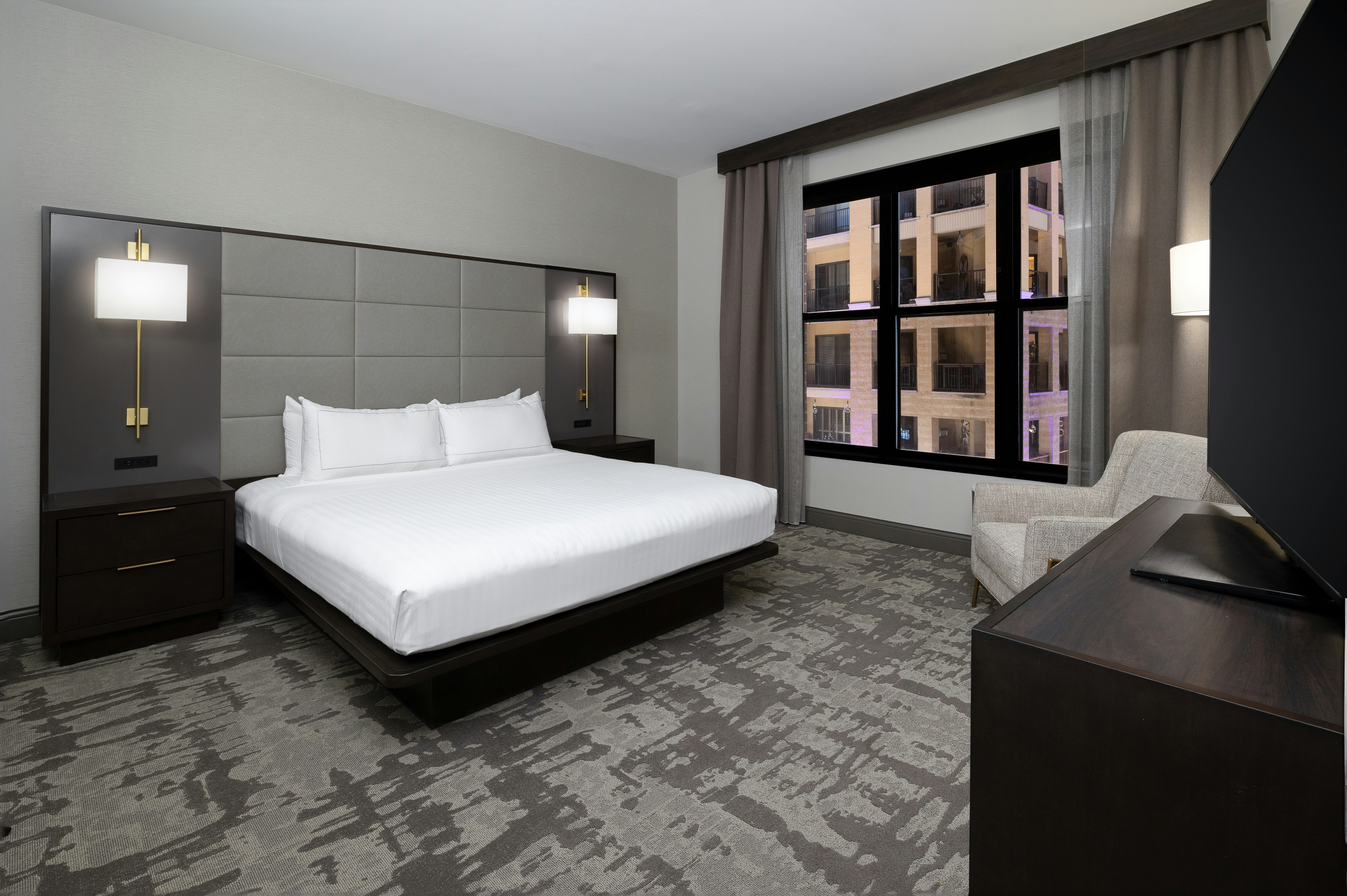 Junior Suite, King Bed, Fountain View