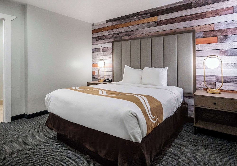 ROOM, QUEEN BED, ACCESSIBLE