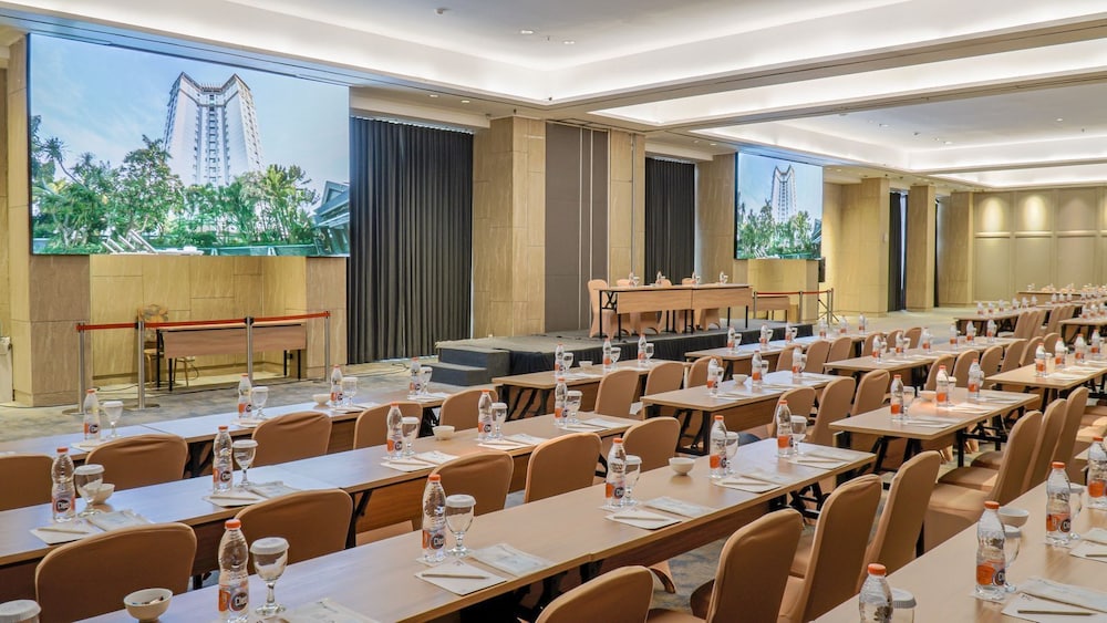 Java Paragon Hotel And Residences 70/76