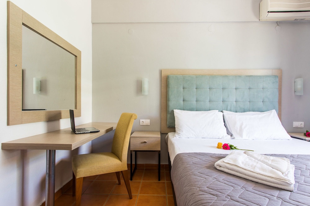 CORAL BLUE BEACH HOTEL 33/78