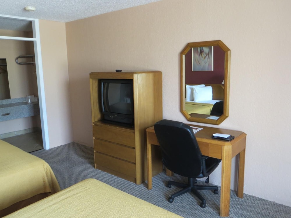 Americourt Extended Stays 29/38