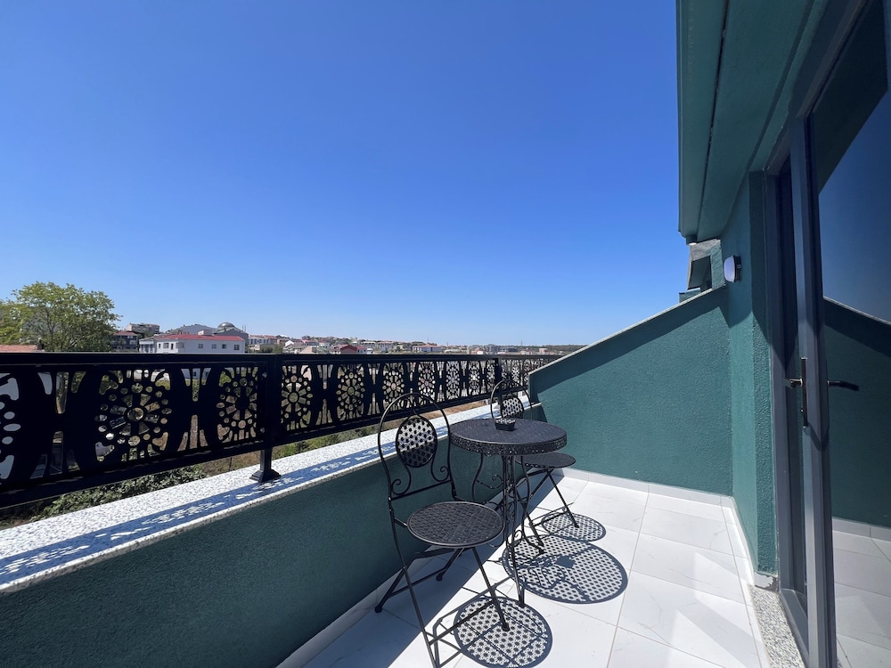 Elysian Airport Hotel & Restaurant 42/50