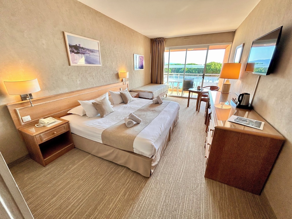 Hotel La Pinede 27/72