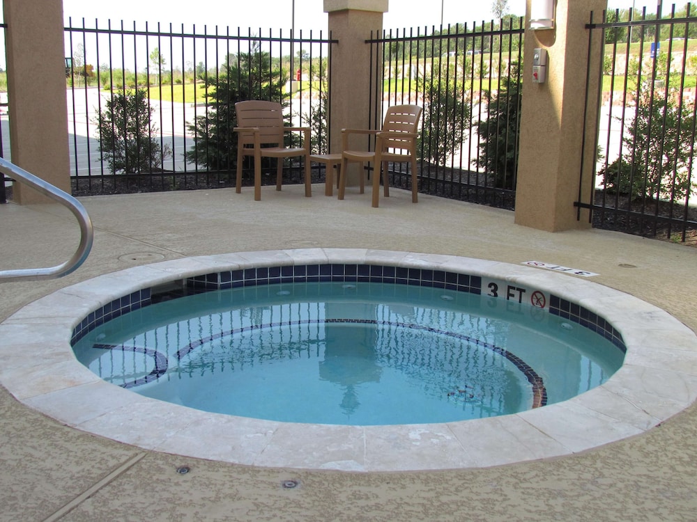Hampton Inn Suites Center TX in BROOKLYN CENTER - TX