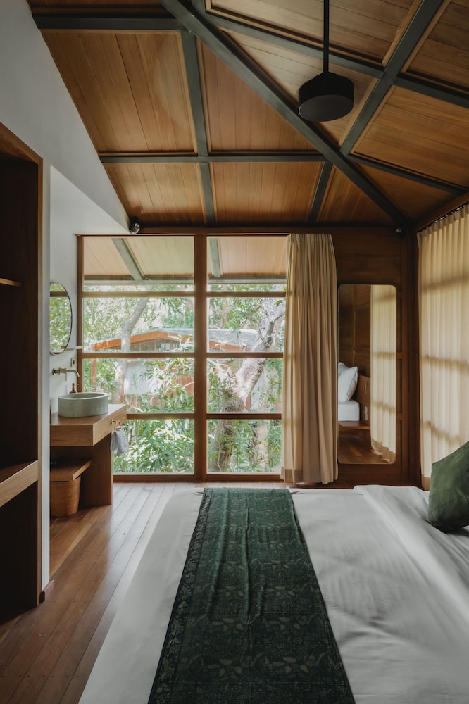 Tree House, Queen Bed