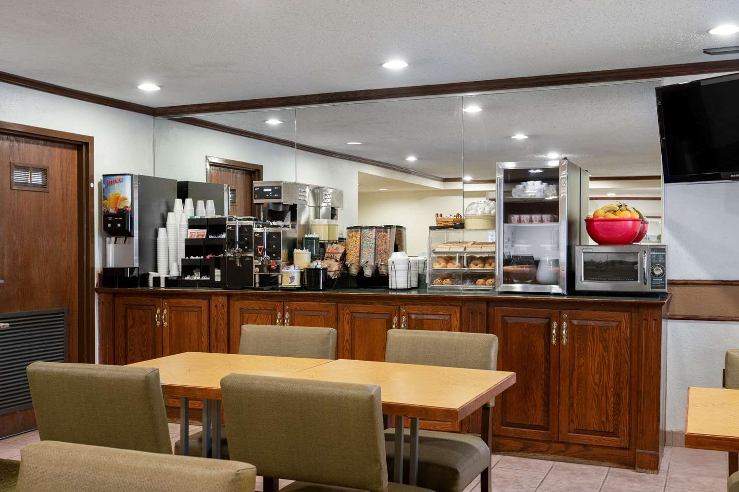 Norwood Inn & Suites by BlissPoint 24/38