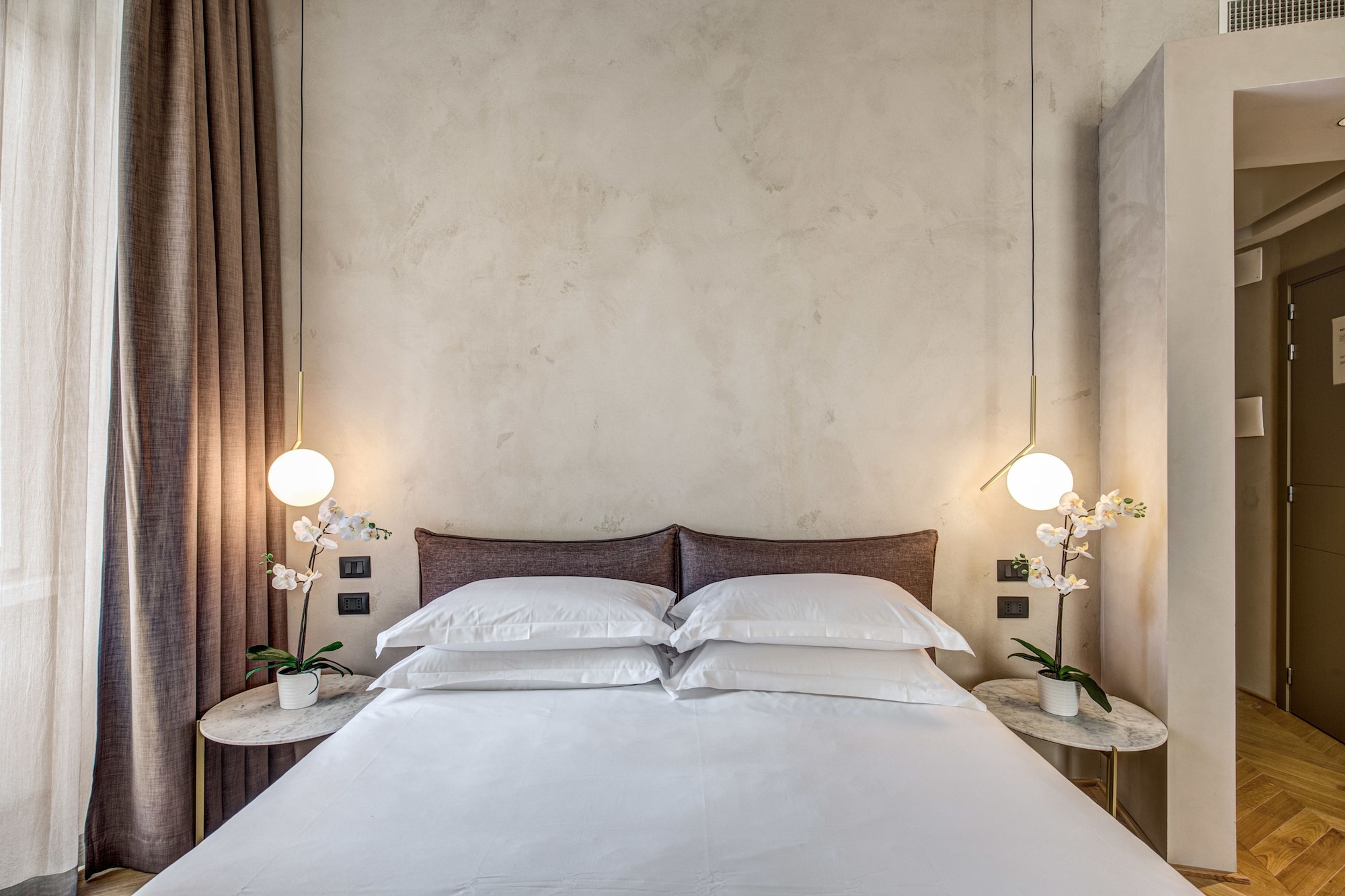 DELUXE, KING BED
