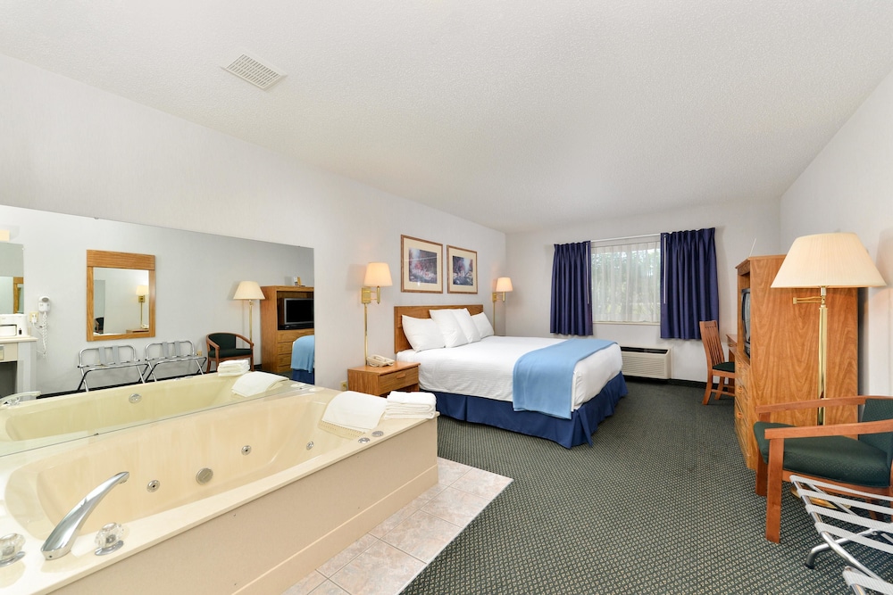 Americas Best Value Inn Tahquamenon Country 18/30
