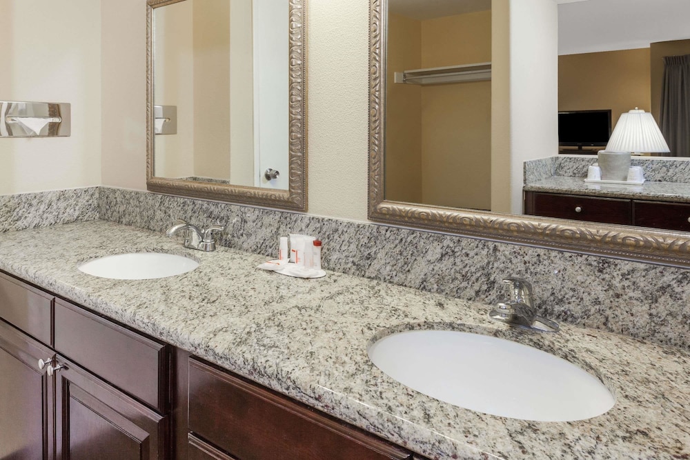 Ramada Plaza By Wyndham Garden Grove/Anaheim South 15/43