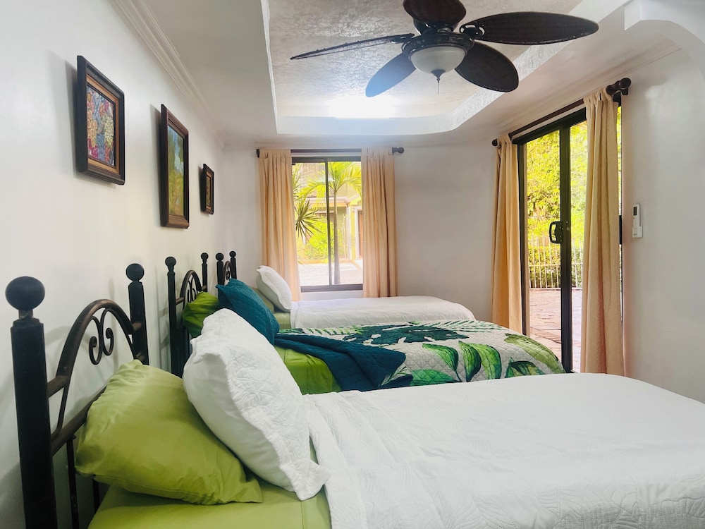 Casas del Toro Playa Flamingo 12/50