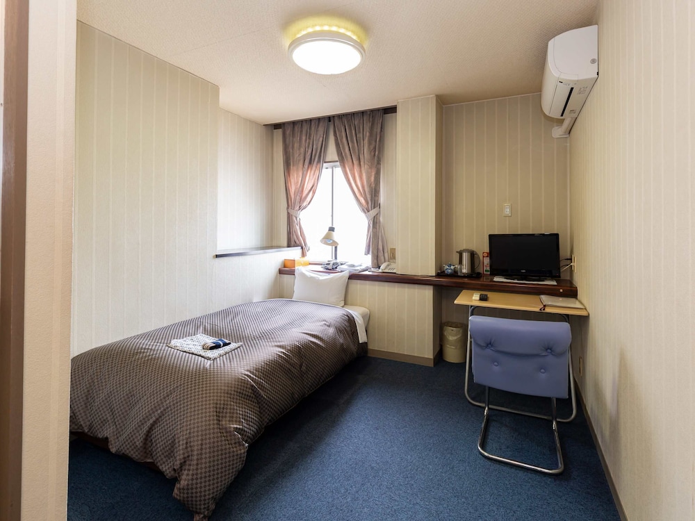 ROOM, SINGLE, SHARED BATHROOM