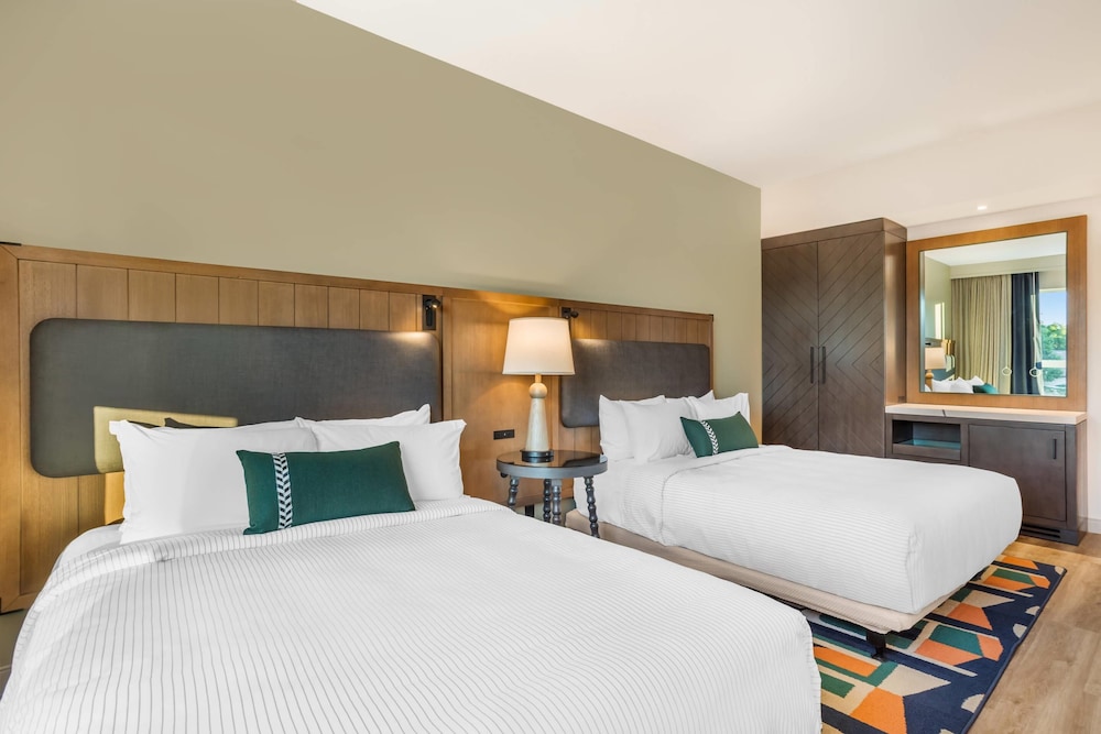 Room, 2 Queen Beds, Pool View