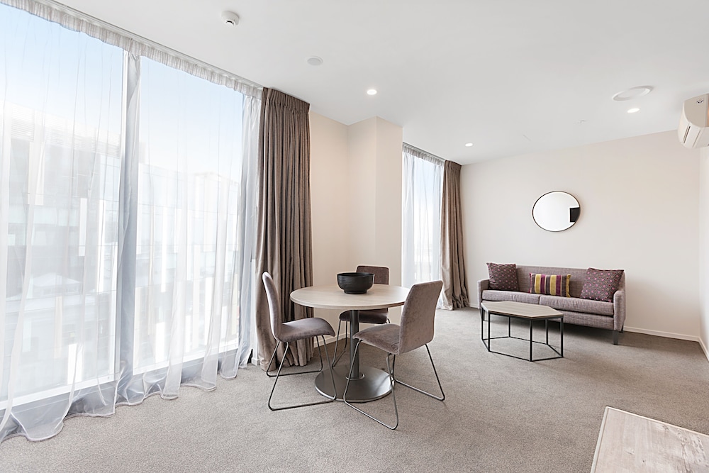Ramada Suites By Wyndham Victoria Street West 37/57