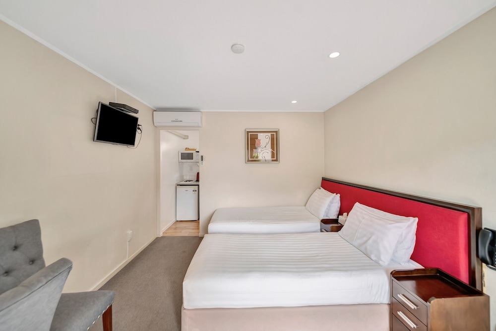 TUDOR COURT MOTOR LODGE 29/70
