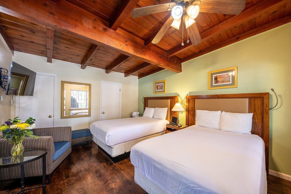 Emerald Bay Lodge 16/40