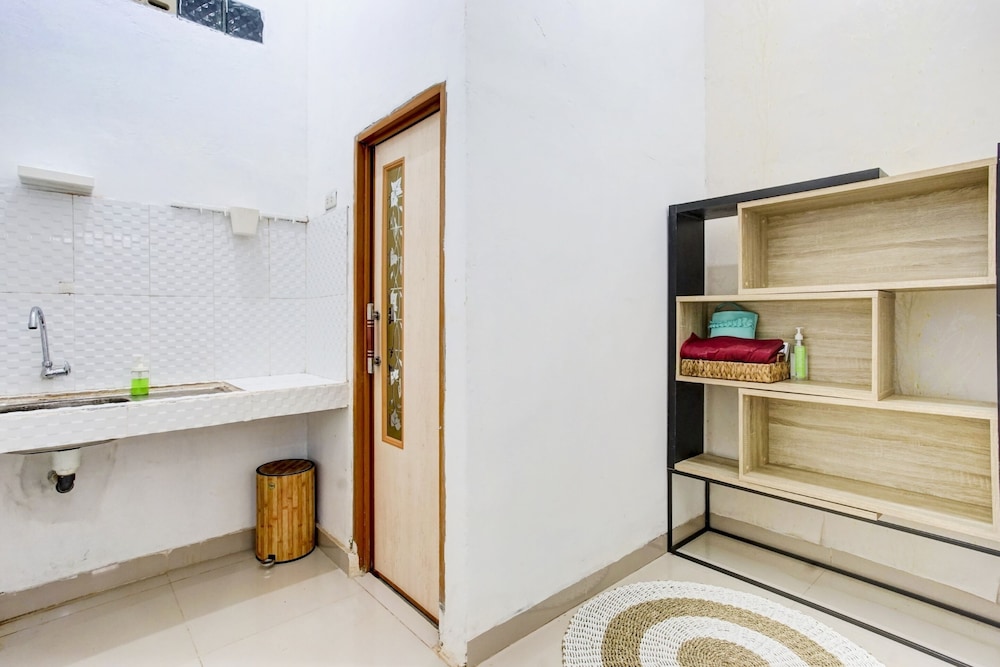 OYO 90124 Oemah Ratu Hostel Syariah 28/28