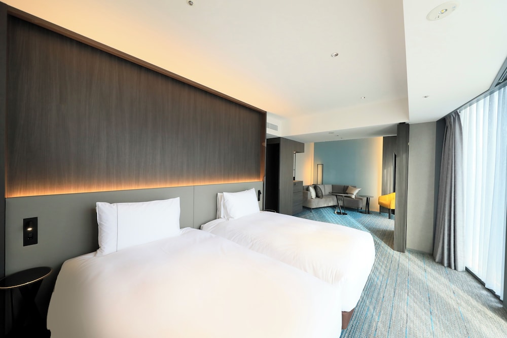 Universal, Twin Beds
