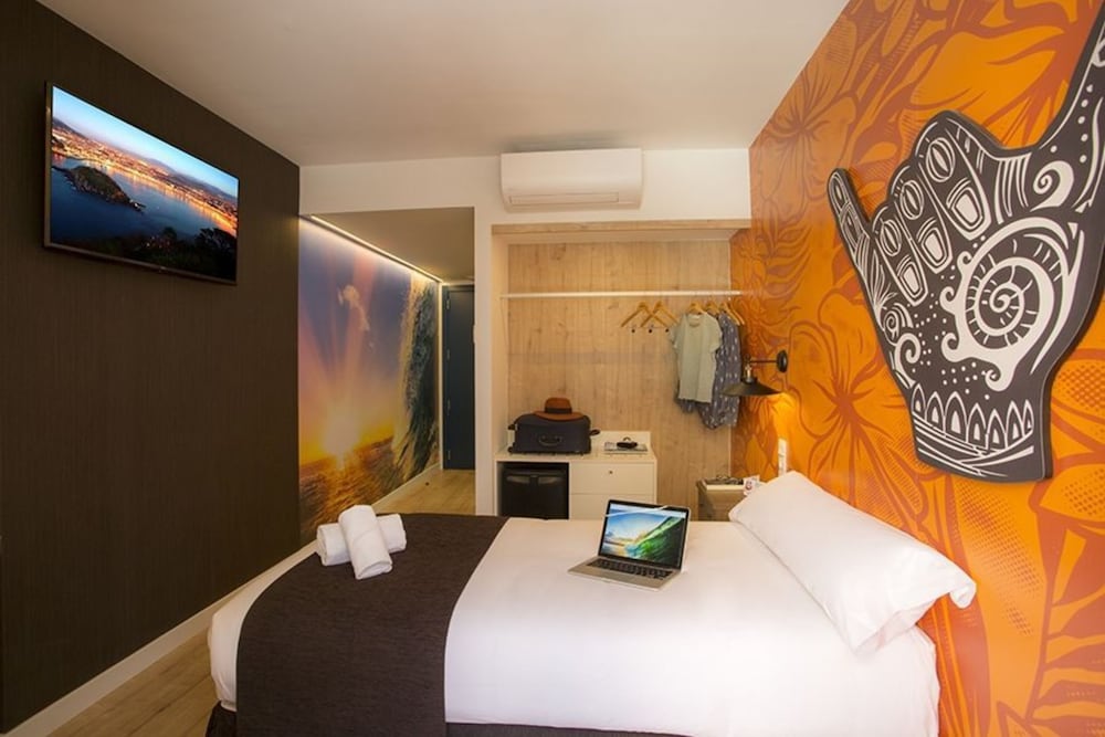 ROOM, SINGLE