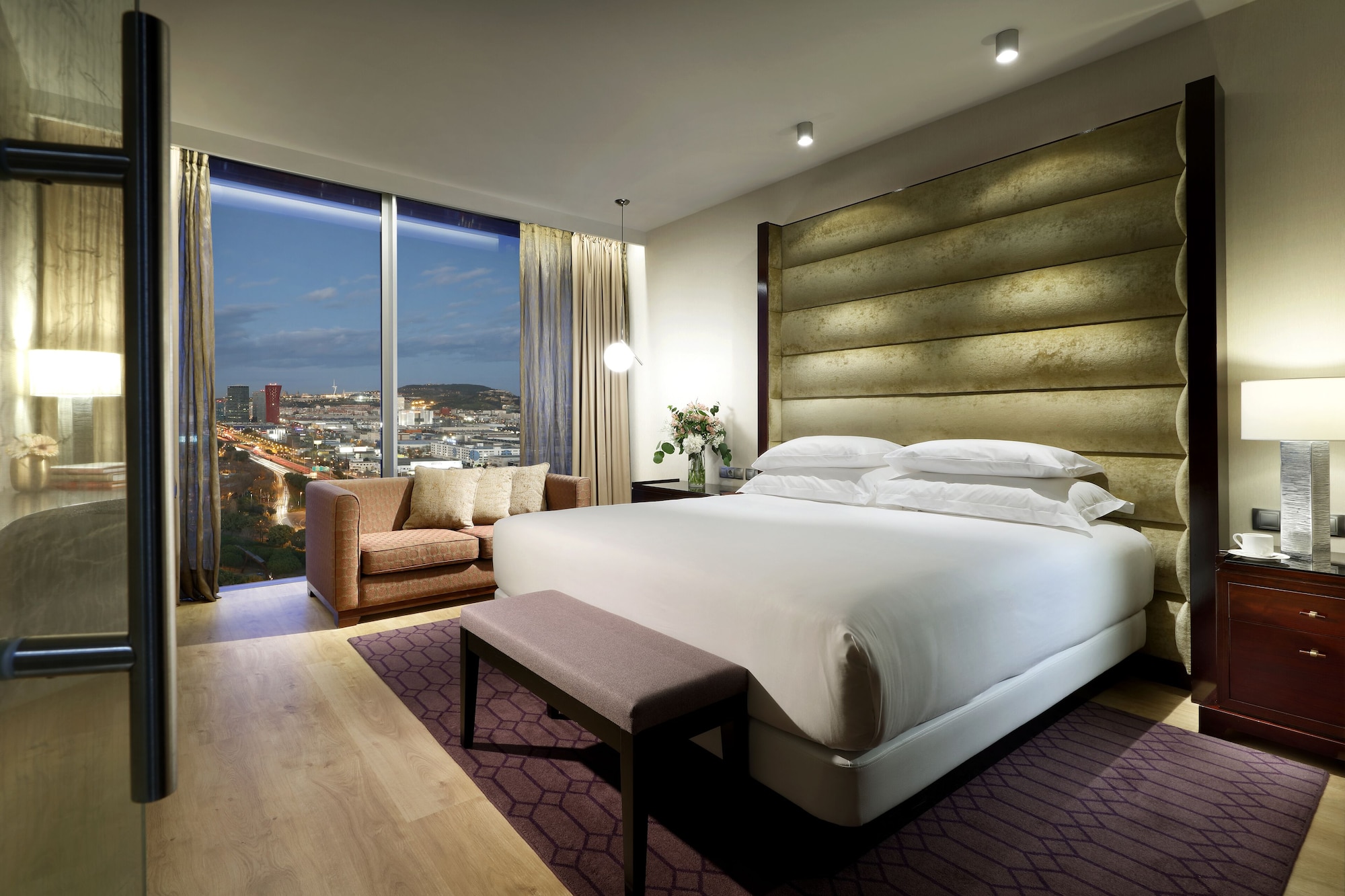 غرفة بسرير كينج بإطلالة على المدينة، Hyatt Regency Barcelona Tower 4/8