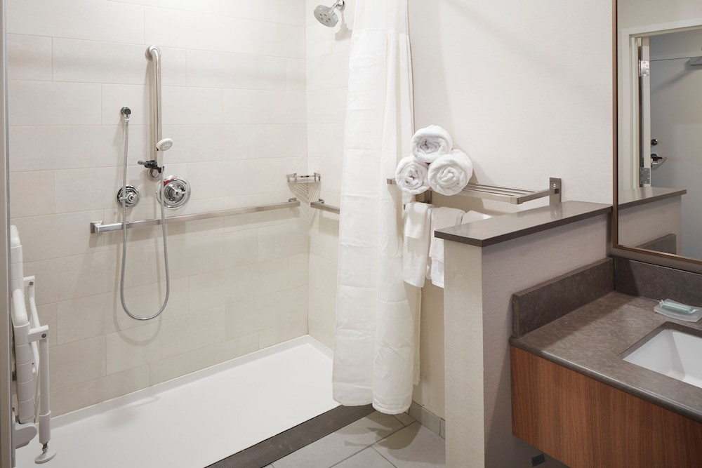 Fairfield Inn & Suites by Marriott Stony Creek 18/19