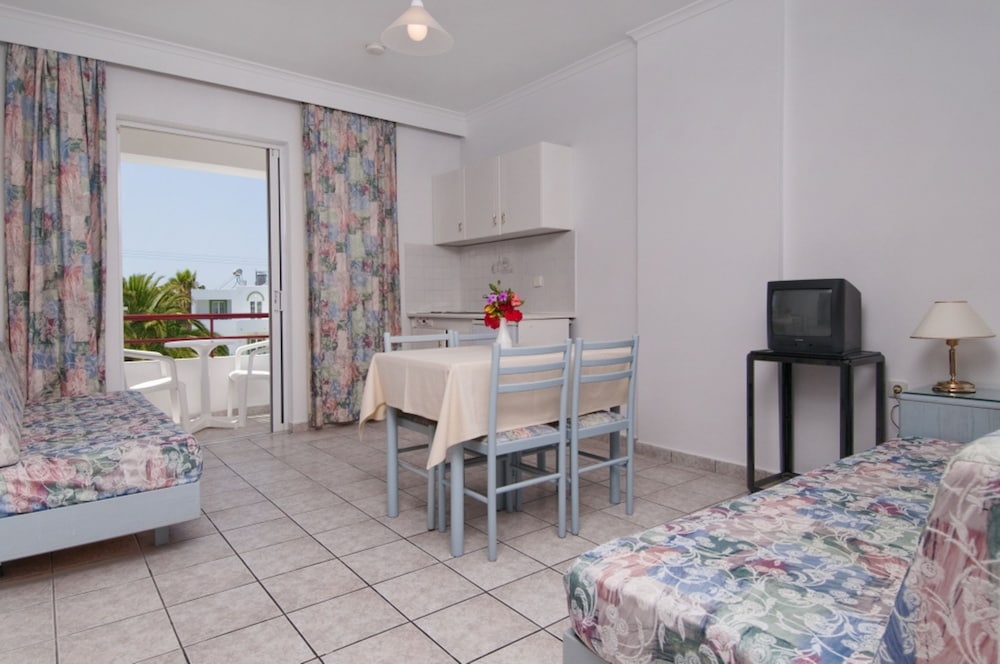 Alexandra Beach Hotel 17/37