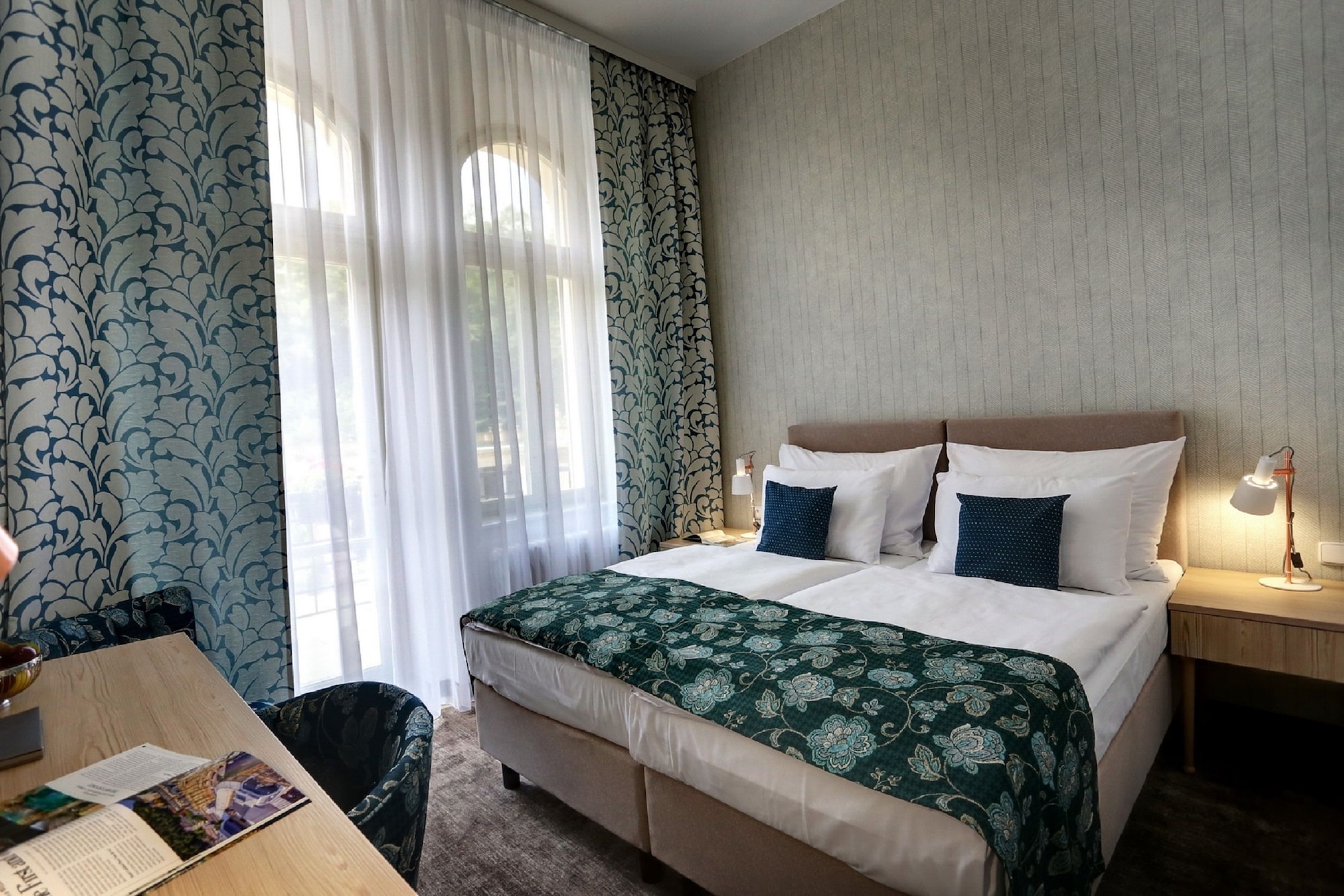 PANORAMIC, TWIN BEDS, CITY VIEW