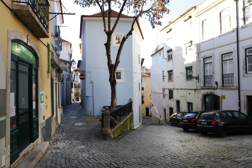 Alfama Yellow House 69/75