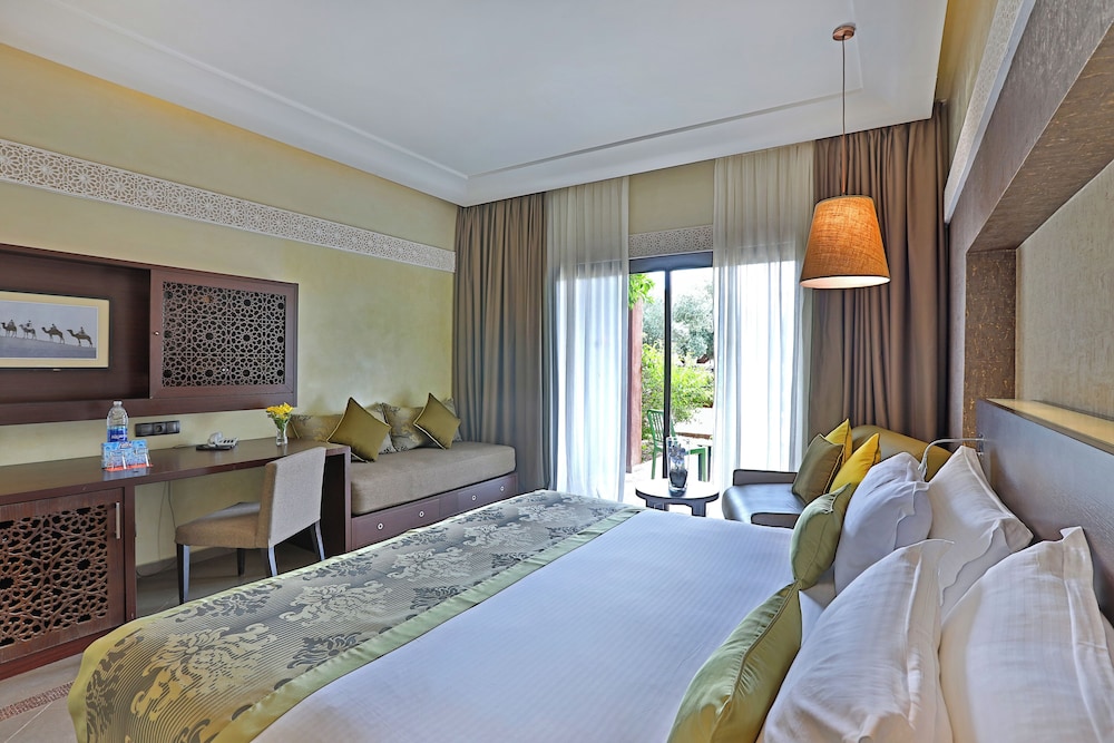 DELUXE, QUEEN BED, GARDEN VIEW