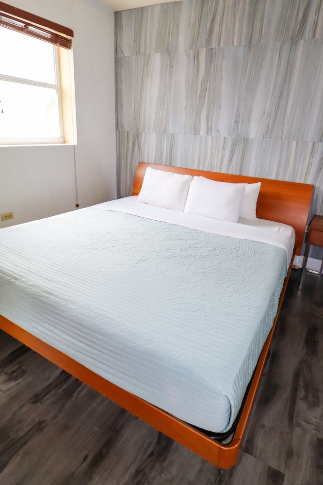 The Mercury All-Suites Hotel 8/33