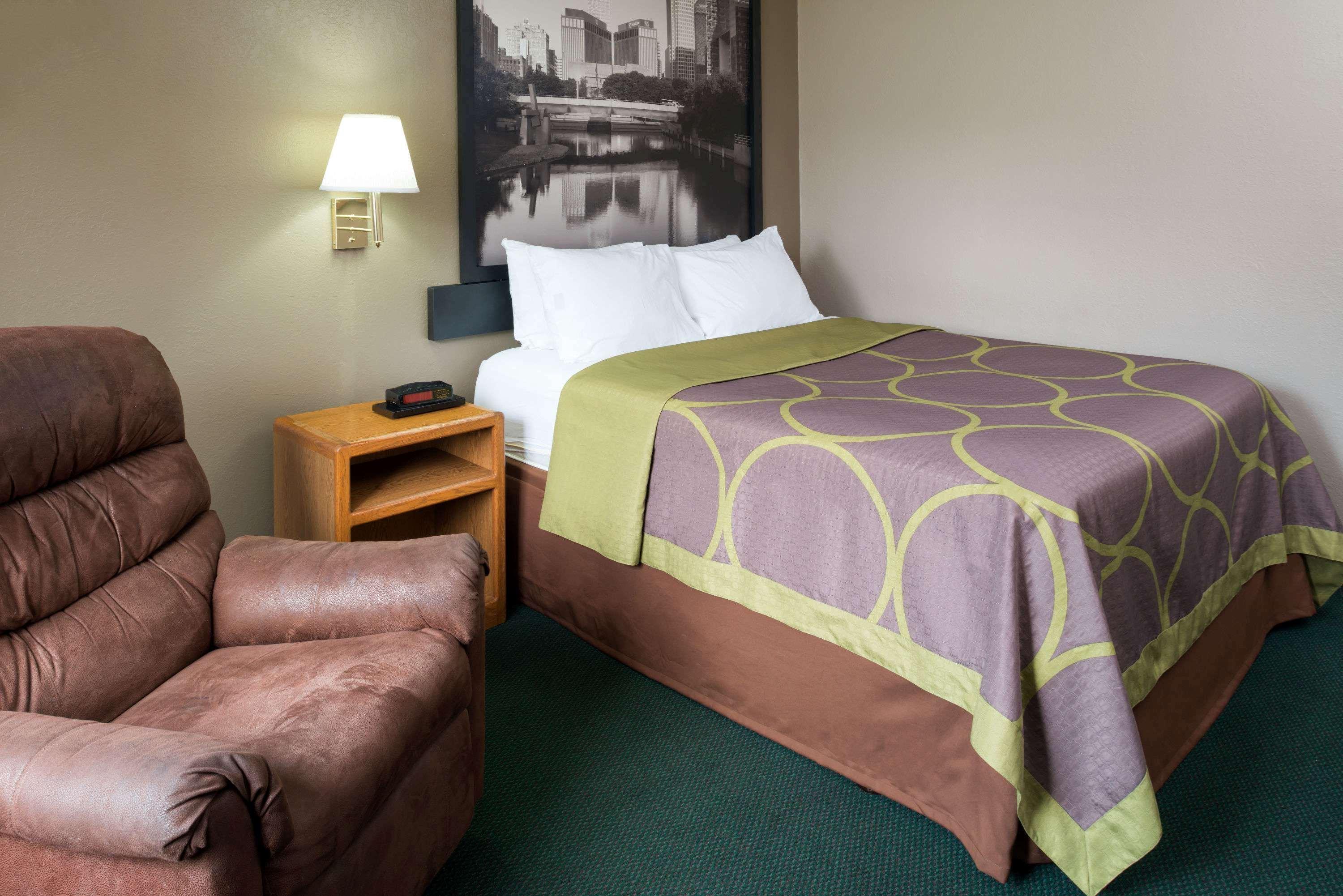 Super 8 by Wyndham Omaha NE 18/28