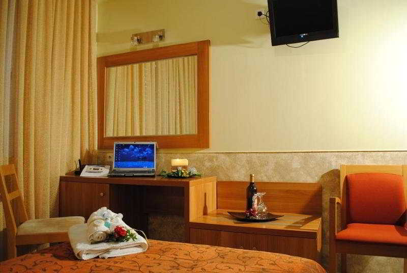 Ideal Hotel 21/23
