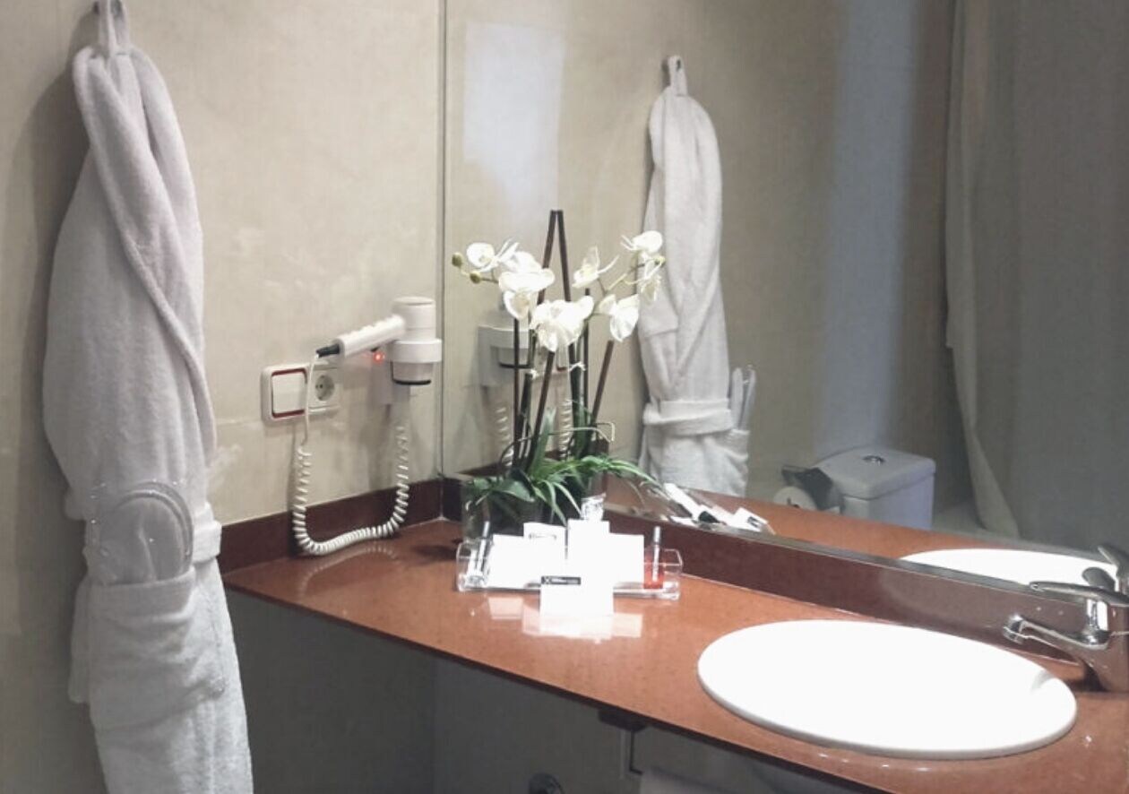 ROOM, SINGLE