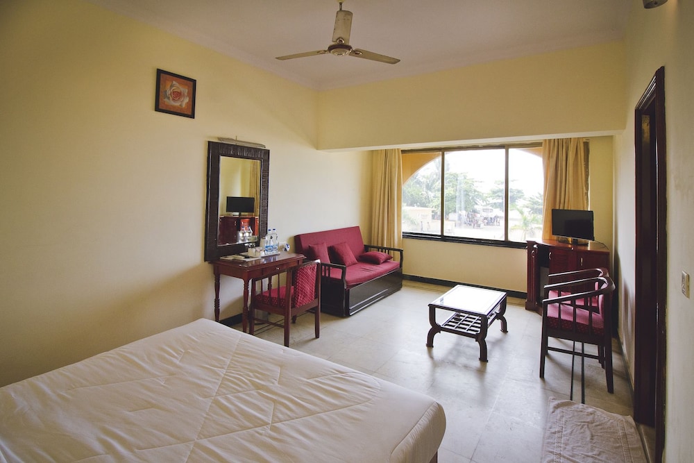 The Paradise Isle Beach Resort 4/23