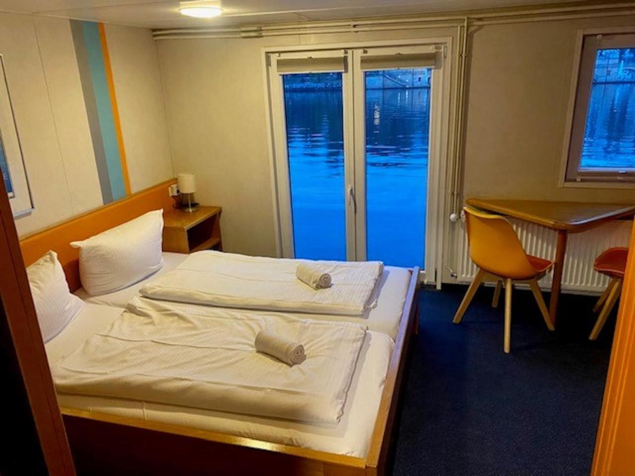 Eastern Comfort Hotel & Hostelboat 16/58
