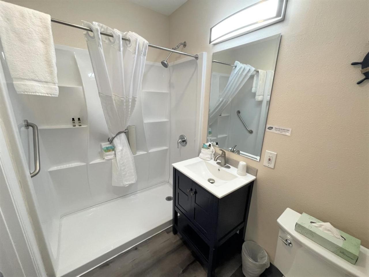 Coastal Inn & Suites 48/50