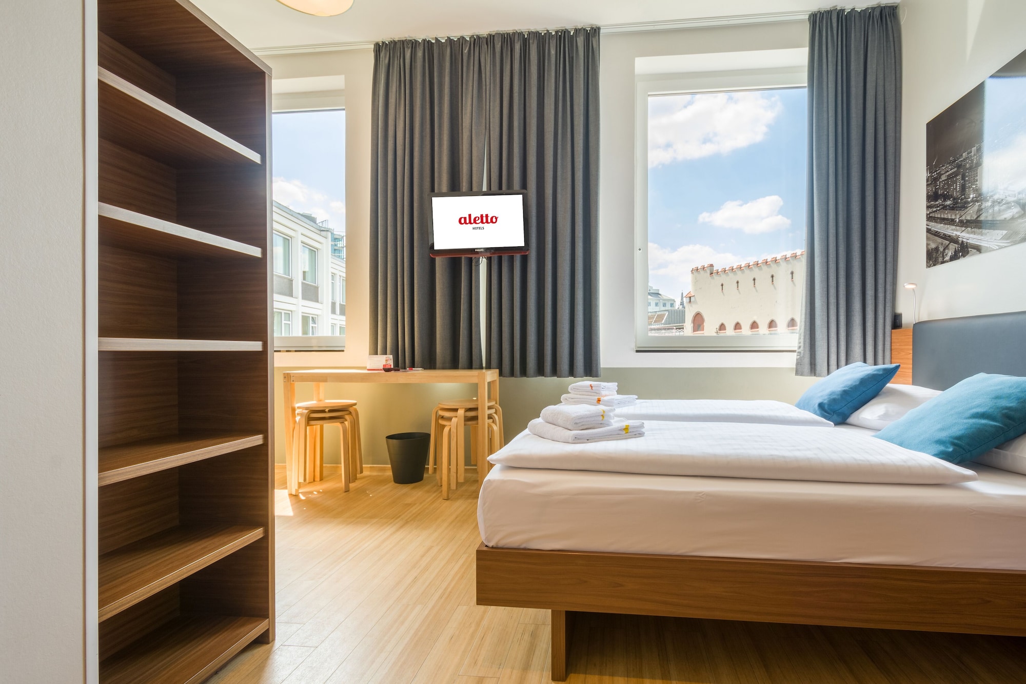 ROOM, 6 BEDS