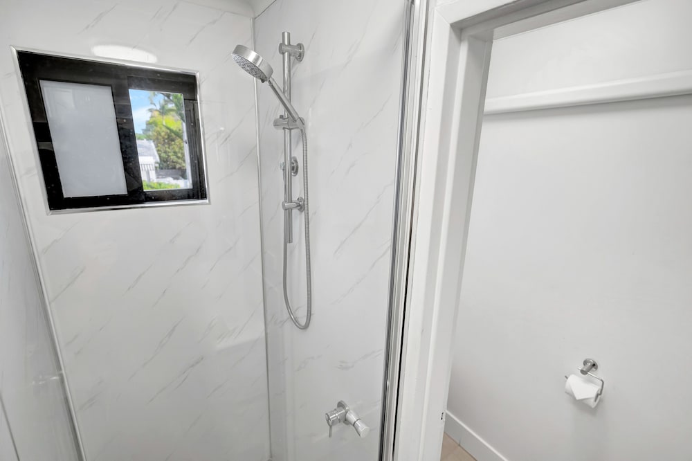 Montego Mermaid Beach Motel 69/69