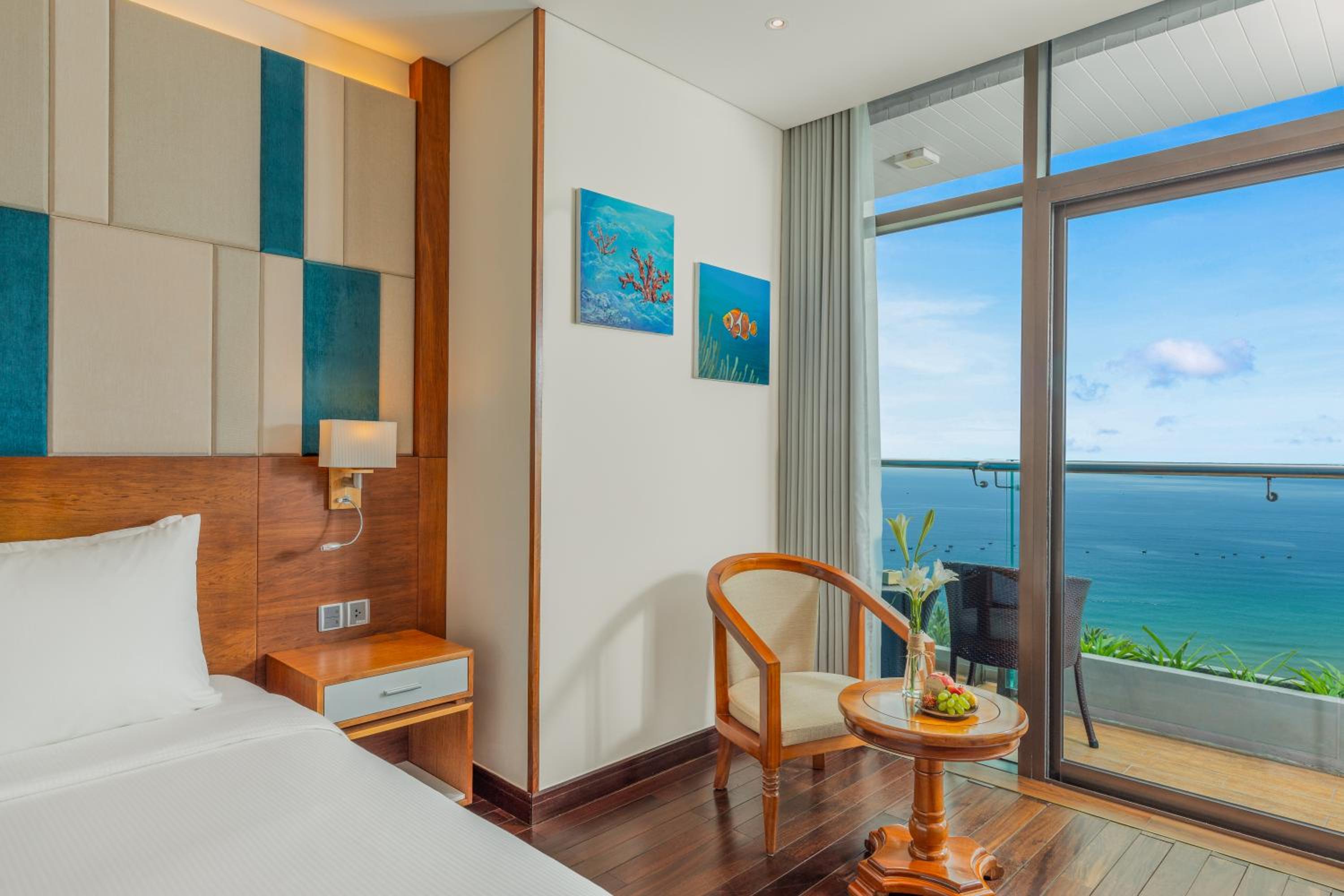 Deluxe, King Bed, Queen Bed, Ocean Front, Balcony 4/5