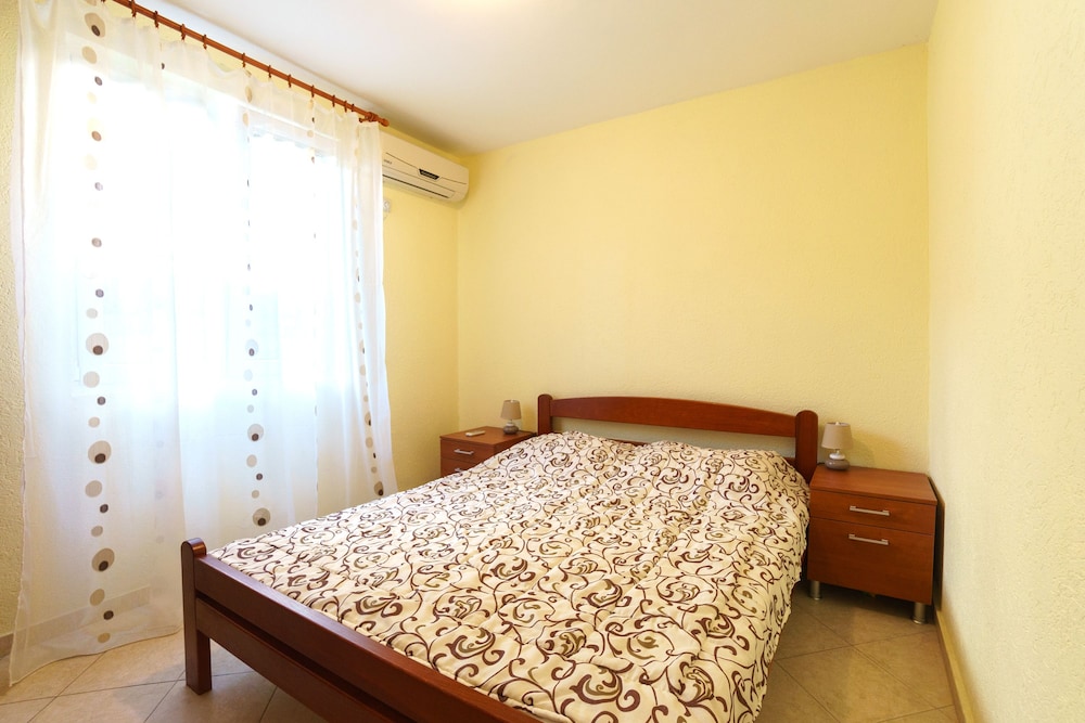 Apartments Lora 18/50