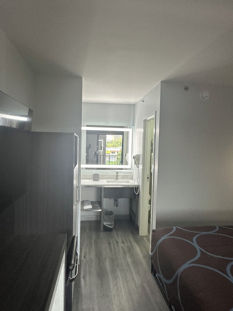 Super 8 by Wyndham Baltimore Northwest 8/40