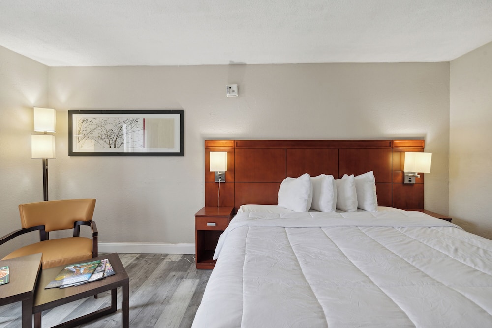Days Inn by Wyndham Toledo 10/37