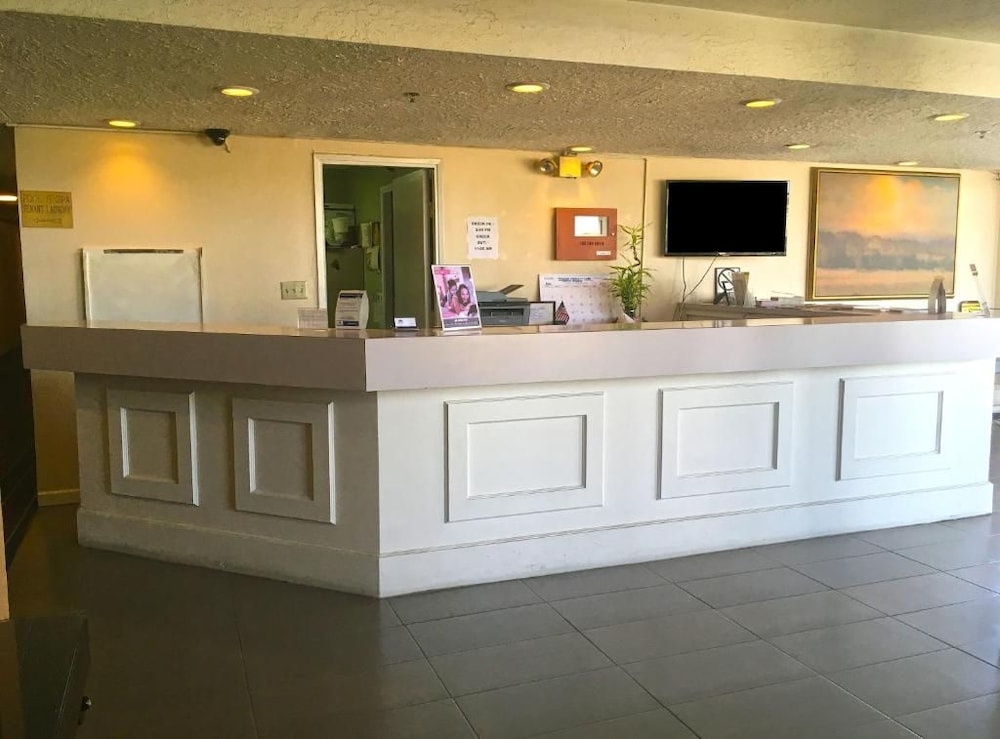 Studio6 Suites Delano, CA 9/40