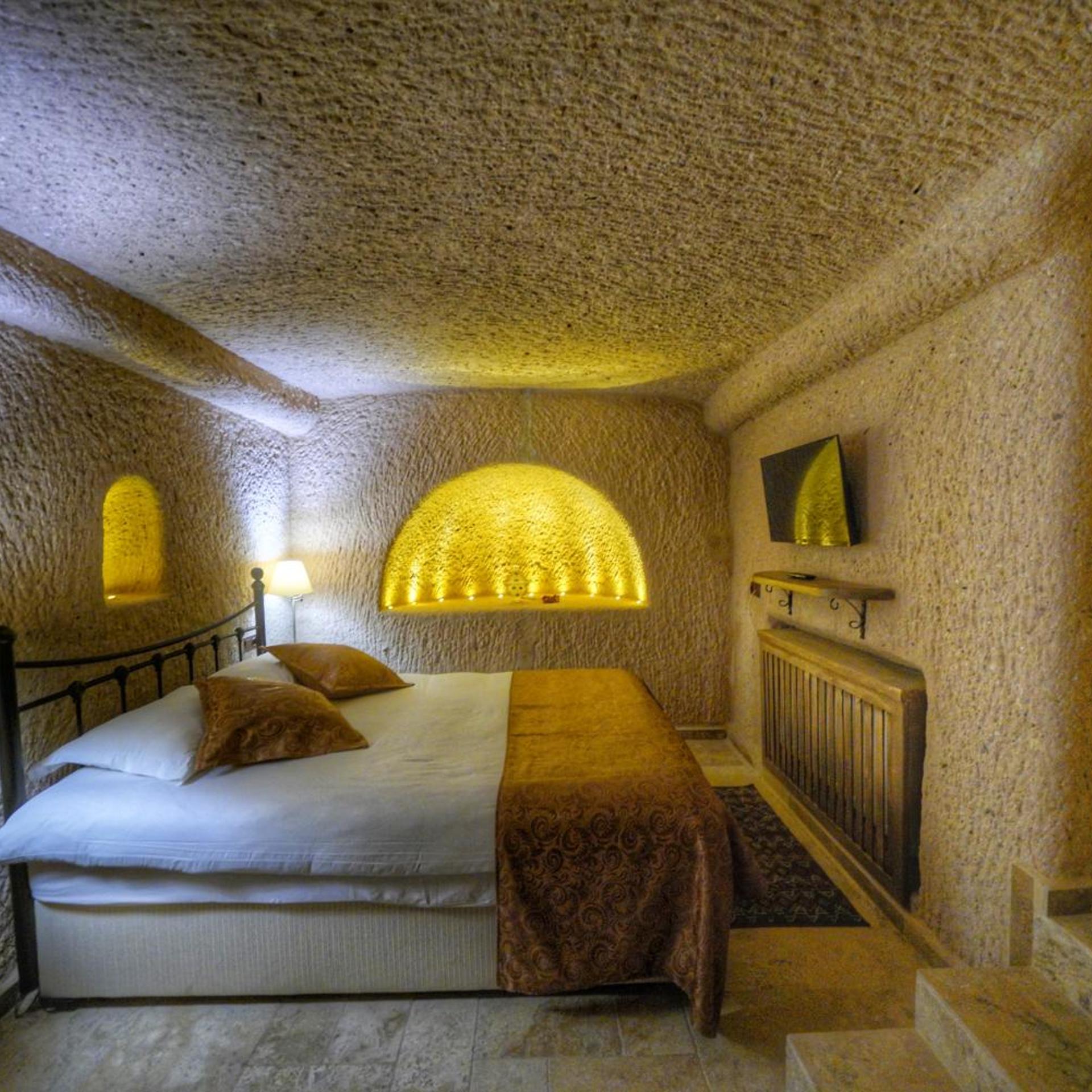 CAVE, DOUBLE BED