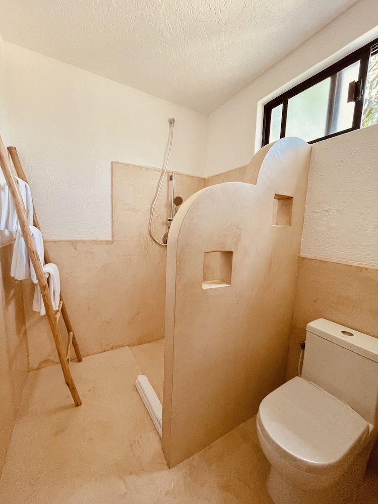 جناح بسرير كينج وسريرين منفصلين بإطلالة على الحديقة، Pavoreal Beach Resort 6/6