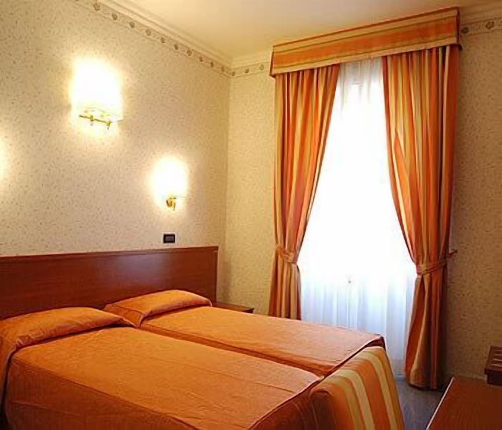 ROOM, DOUBLE OR TWIN BED