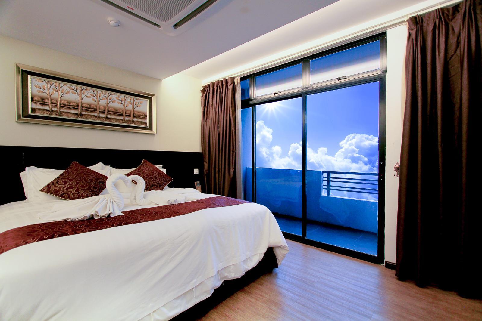 Premium, King Bed, Queen Bed, No Window