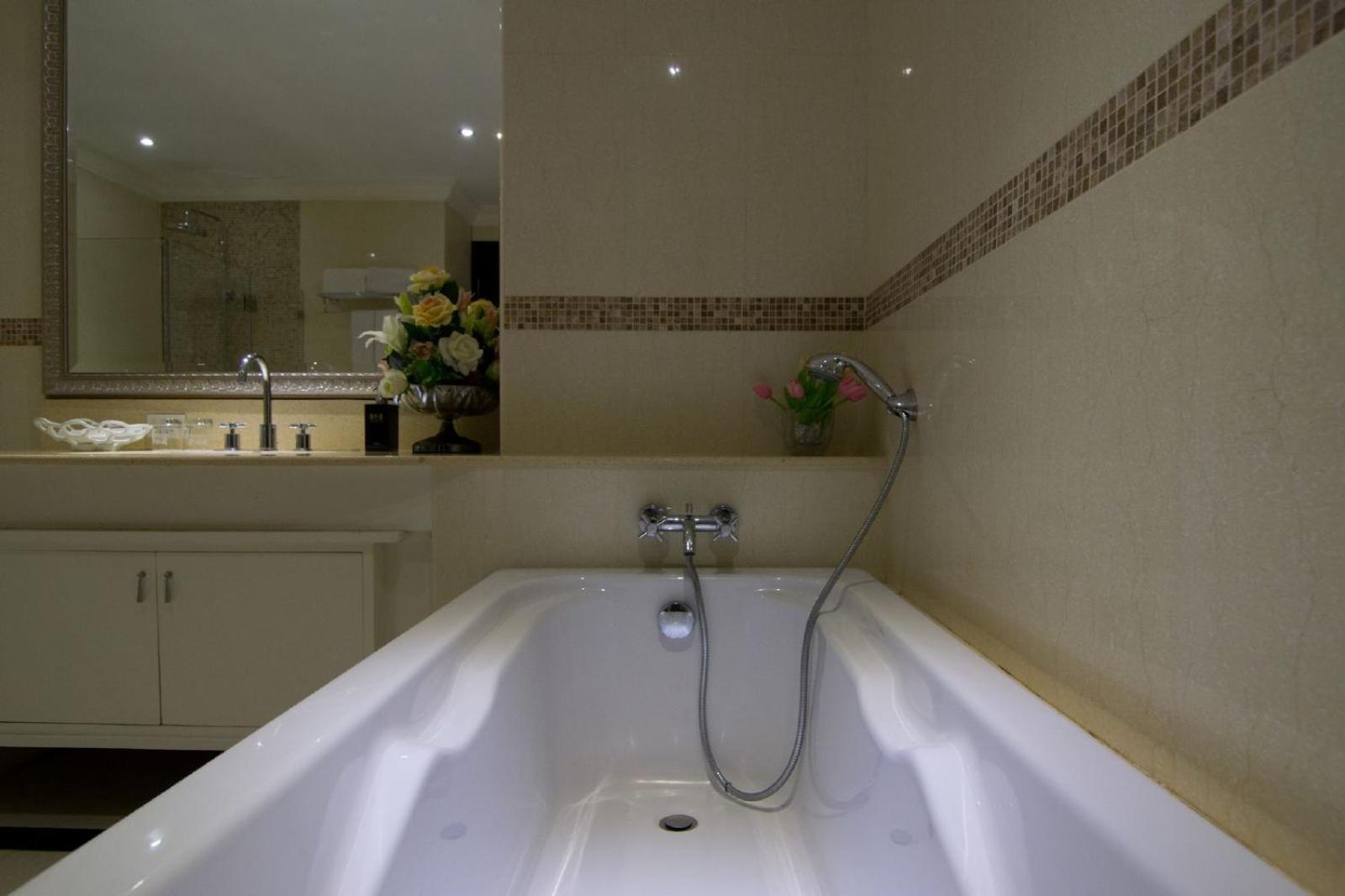 EXECUTIVE ONE BEDROOM SUITE
